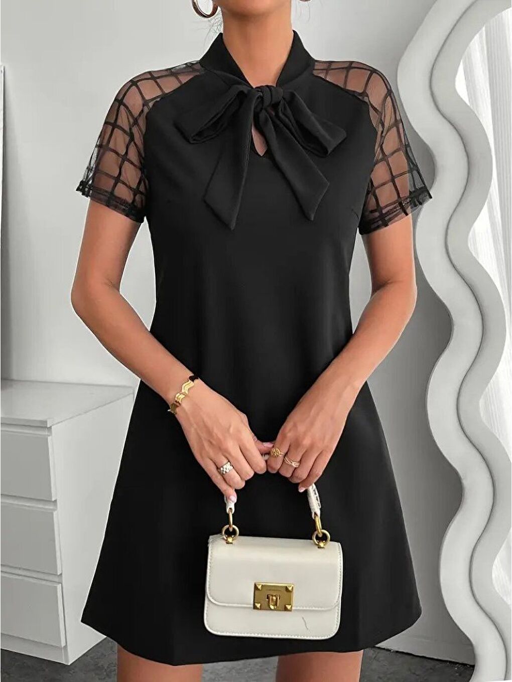 Siyah Kadın Kısa Kollu Boyundan Bağlamalı Omuzlarda Tül Detaylı Janjan Krep Elbise-2