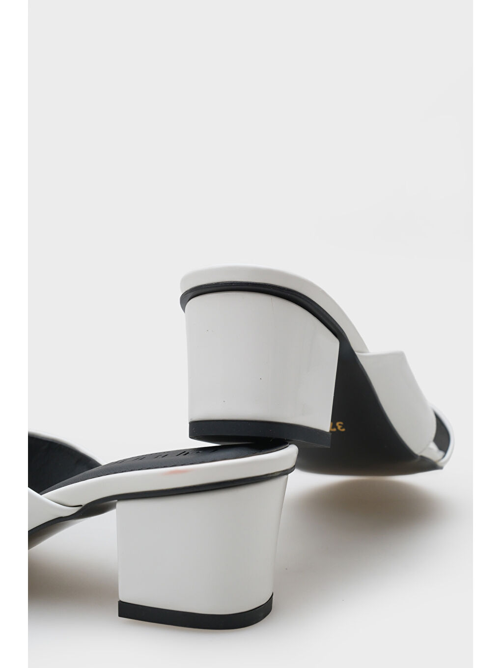 Beyaz Taya Orta Topuklu Çapraz Bantlı Kadın Terlik-4