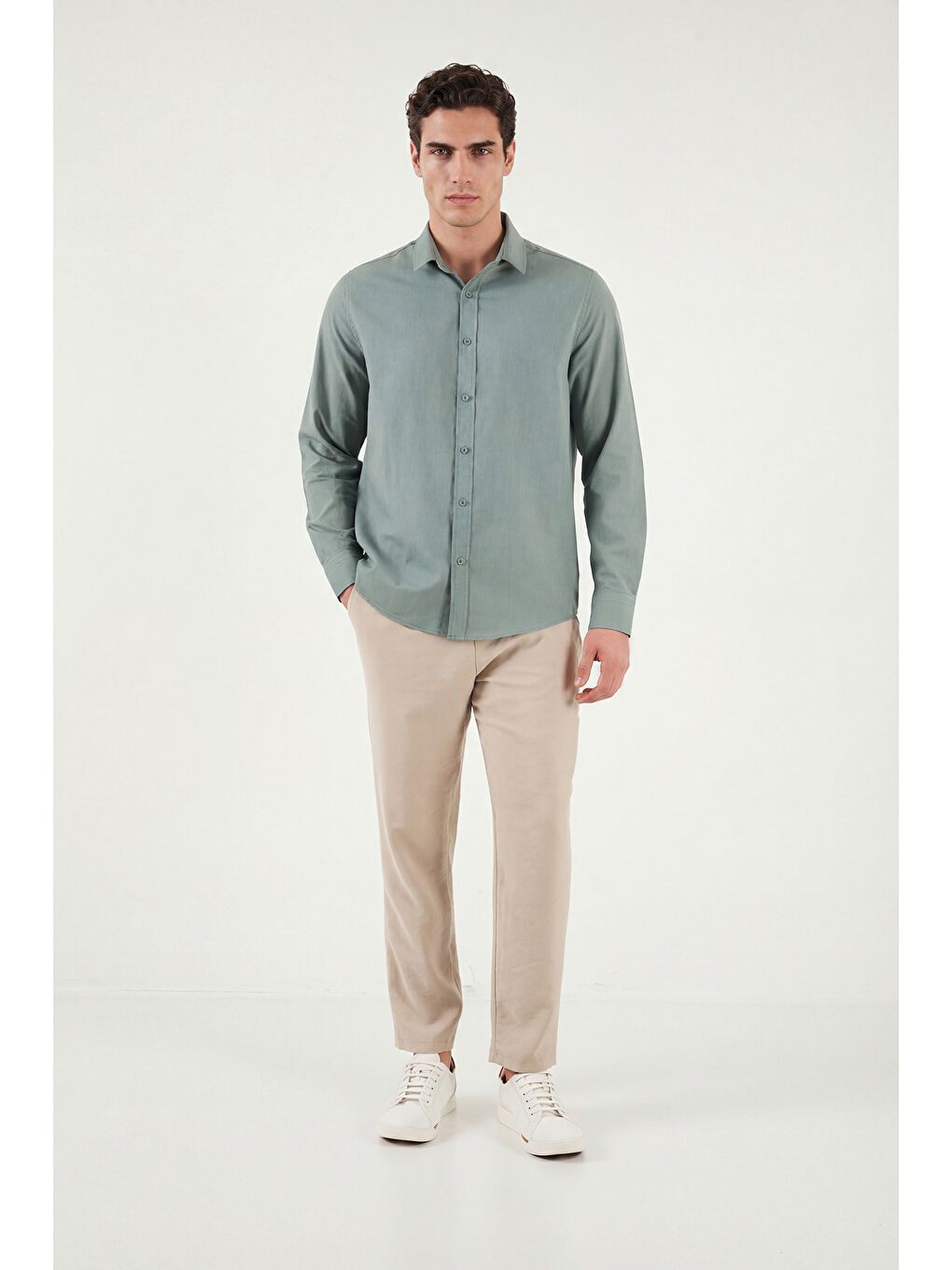 Haki Pamuk ve Keten Karışımlı Regular Fit Klasik Yaka Uzun Kollu Gömlek CF26S1210134-1