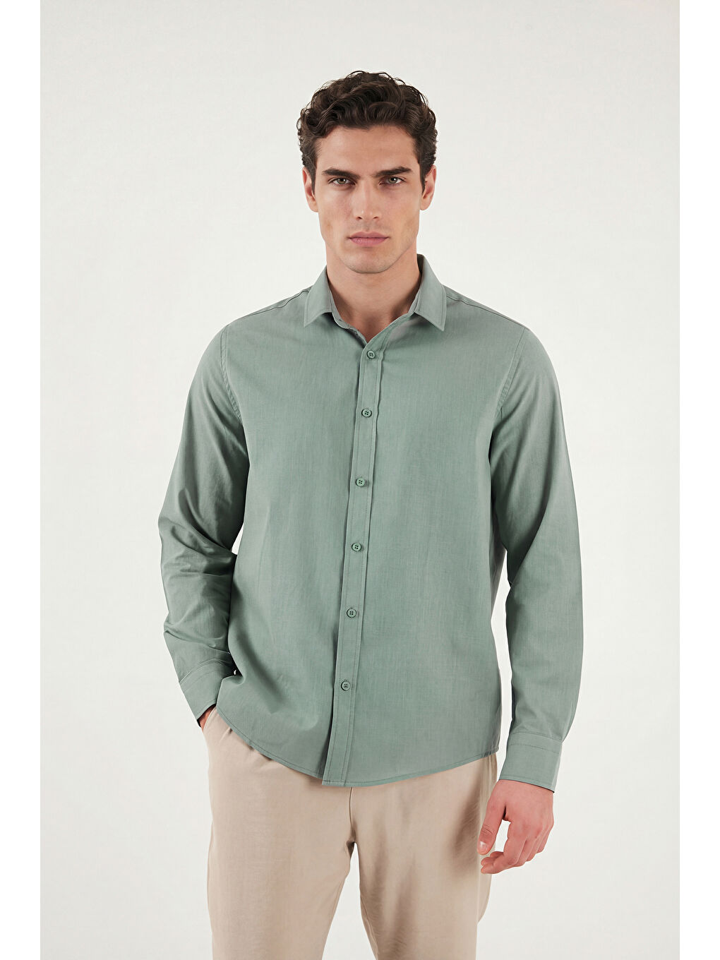 Haki Pamuk ve Keten Karışımlı Regular Fit Klasik Yaka Uzun Kollu Gömlek CF26S1210134-2