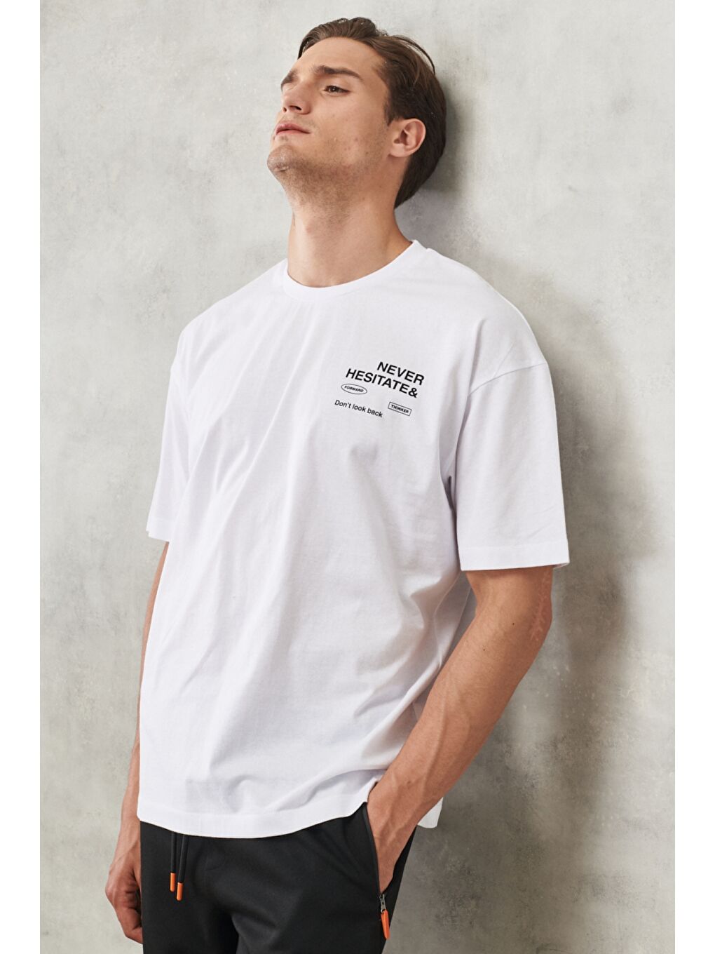 Erkek Beyaz Oversize Bisiklet Yaka %100 Pamuk Önü ve Arkası Baskılı Tişört-1