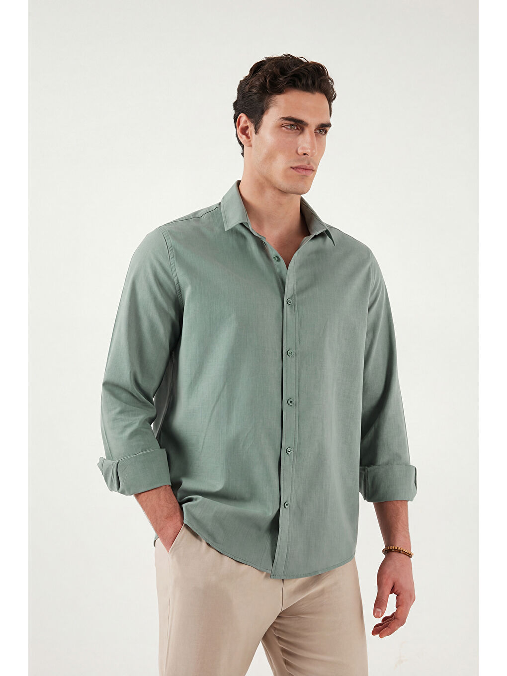 Haki Pamuk ve Keten Karışımlı Regular Fit Klasik Yaka Uzun Kollu Gömlek CF26S1210134-3