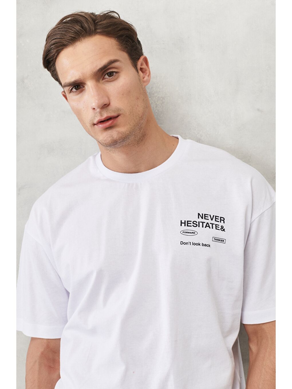 Erkek Beyaz Oversize Bisiklet Yaka %100 Pamuk Önü ve Arkası Baskılı Tişört-2