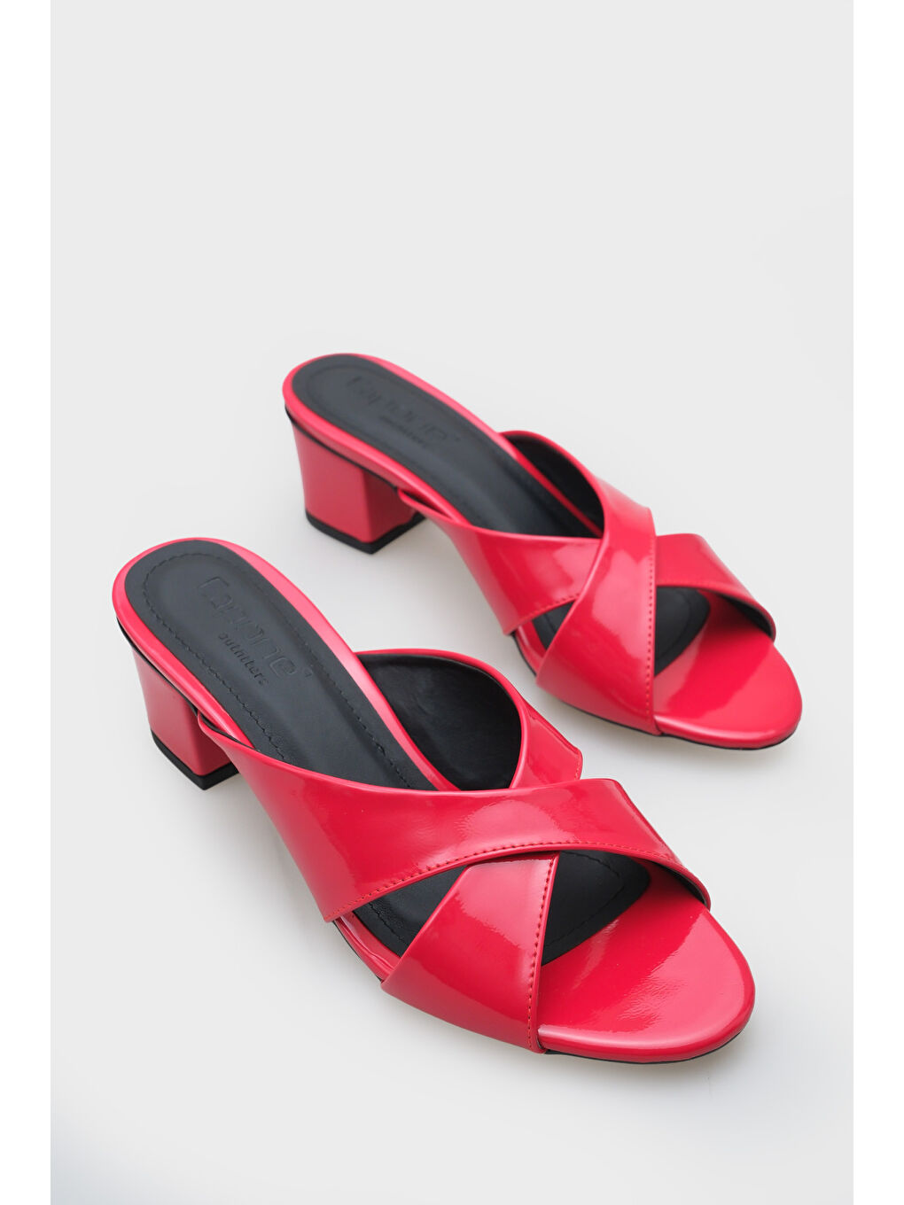 Kırmızı Taya Orta Topuklu Çapraz Bantlı Kadın Terlik-2
