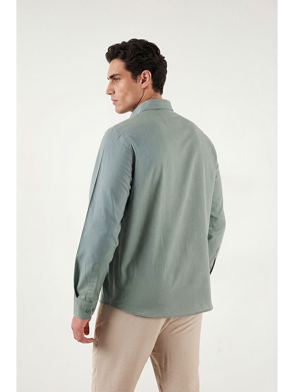 Haki Pamuk ve Keten Karışımlı Regular Fit Klasik Yaka Uzun Kollu Gömlek CF26S1210134-5