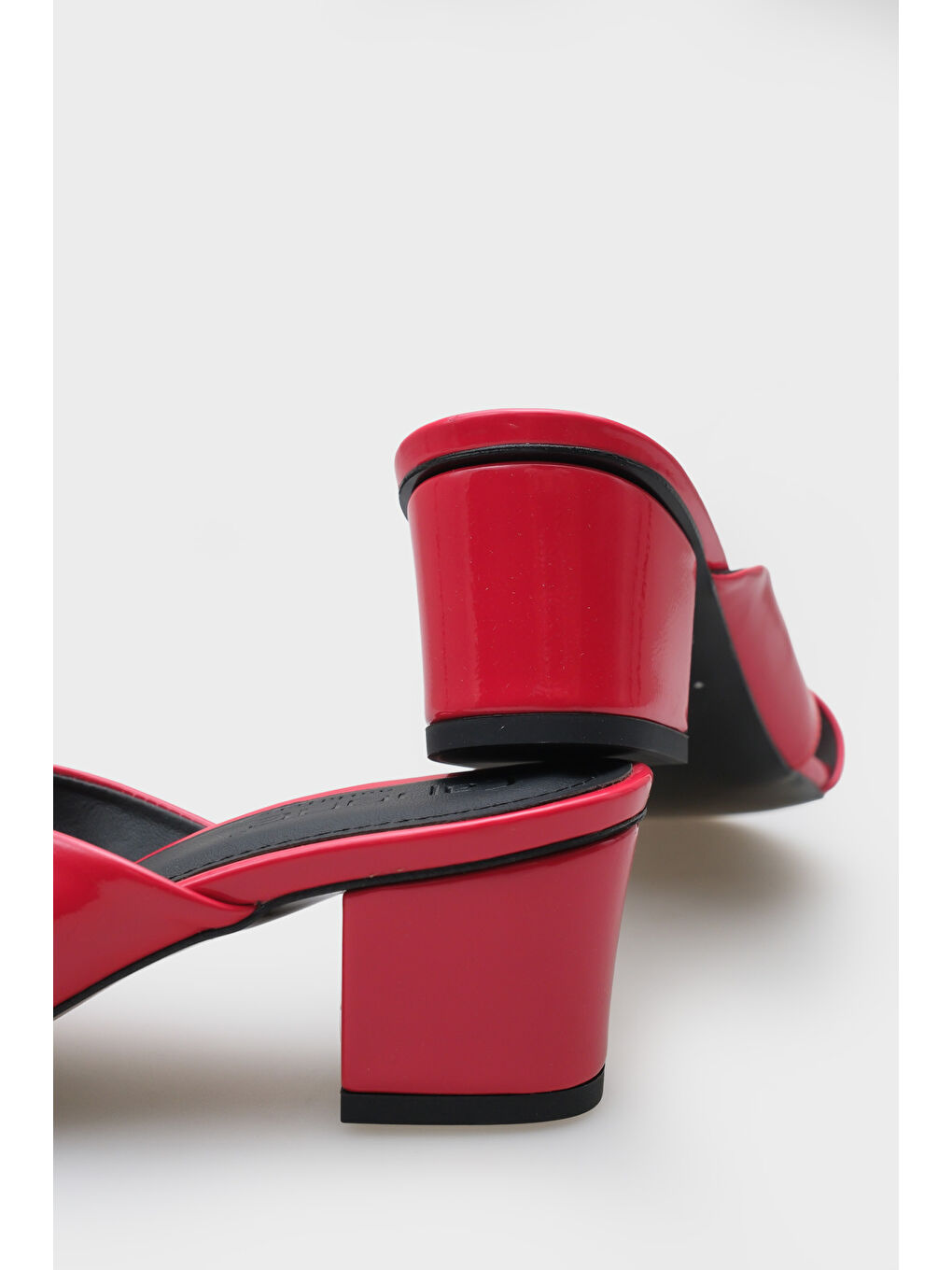 Kırmızı Taya Orta Topuklu Çapraz Bantlı Kadın Terlik-4