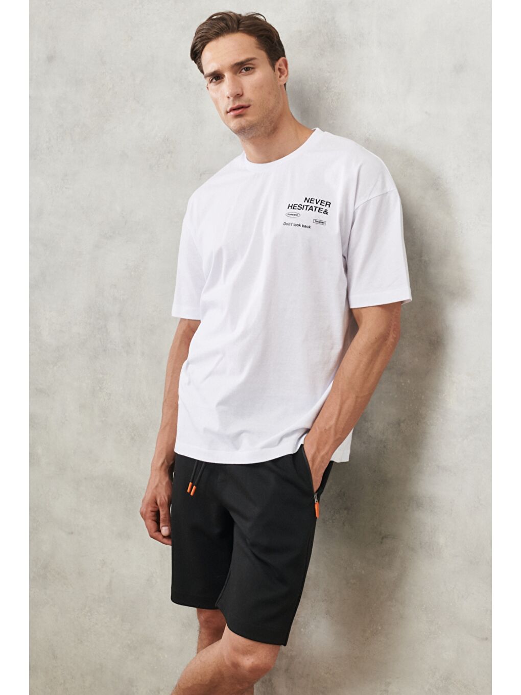 Erkek Beyaz Oversize Bisiklet Yaka %100 Pamuk Önü ve Arkası Baskılı Tişört-3