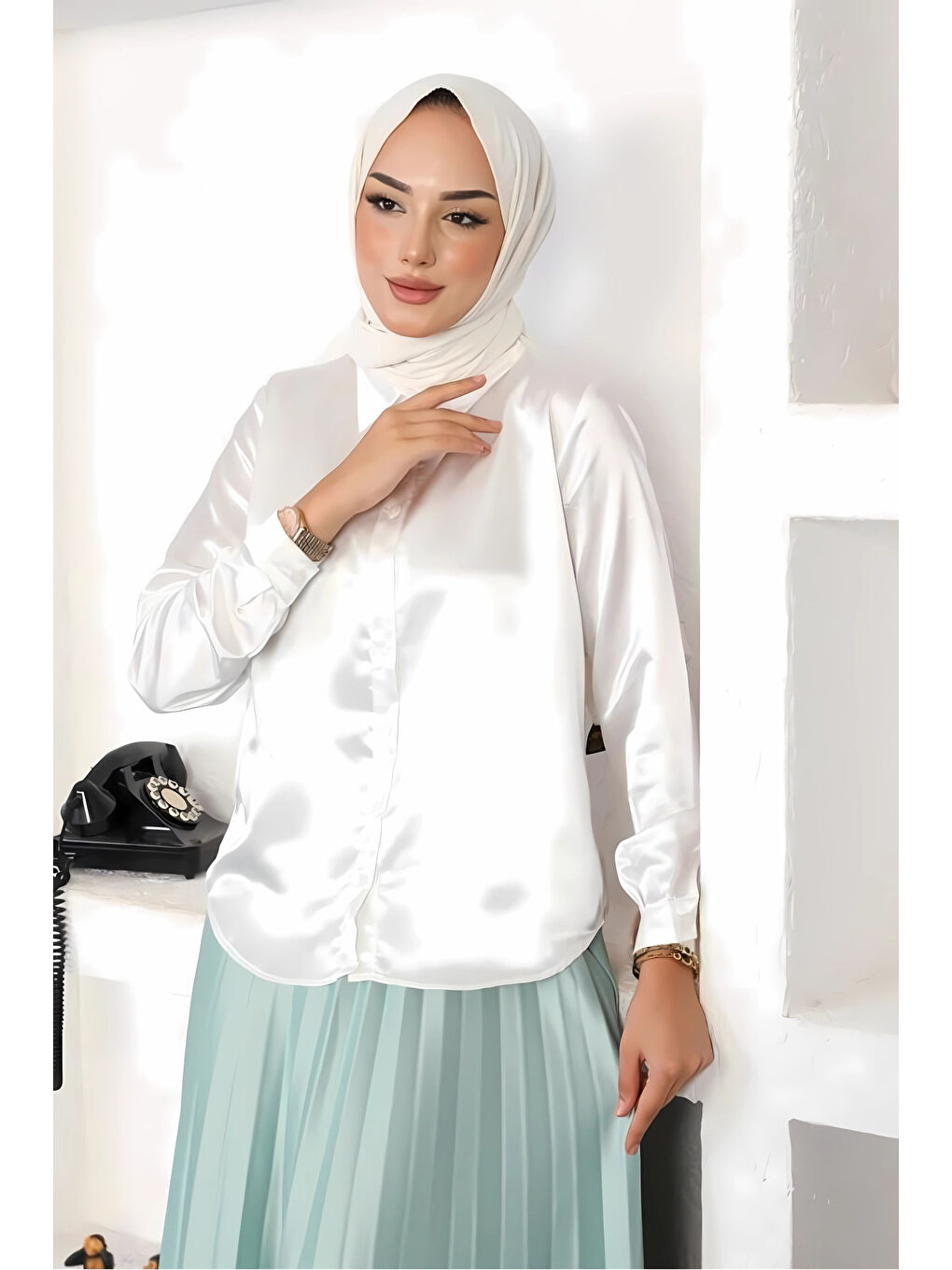 Kadın Beyaz Tesettür Küçük ve Büyük Bedenler Hafif Dökümlü Saten Yüzeyli Gömlek HZL25W-BD139641-1