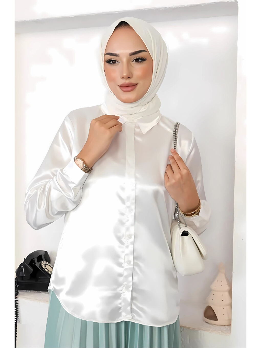 Kadın Beyaz Tesettür Küçük ve Büyük Bedenler Hafif Dökümlü Saten Yüzeyli Gömlek HZL25W-BD139641-3