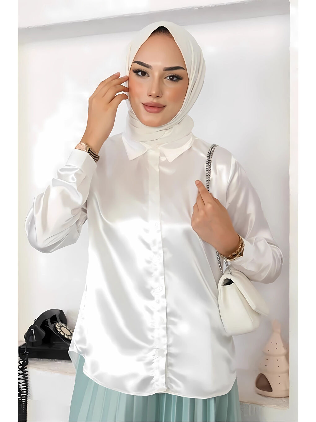 Kadın Beyaz Tesettür Küçük ve Büyük Bedenler Hafif Dökümlü Saten Yüzeyli Gömlek HZL25W-BD139641-4