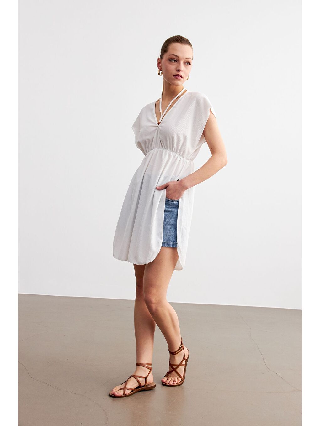 Kadın Beyaz V Yaka İpli Pareo-1