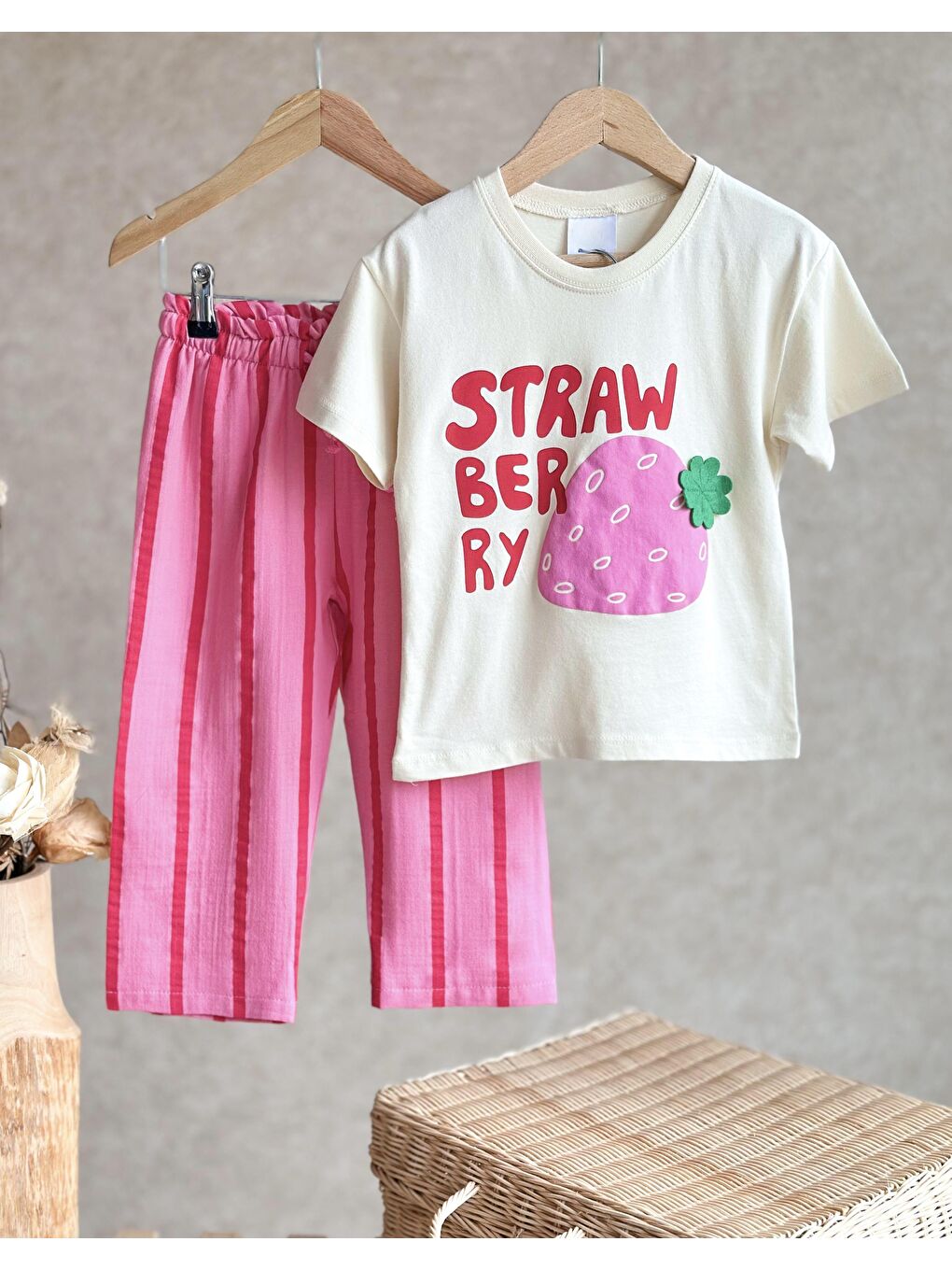 Karışık Kız Çocuk Pamuklu Ekru Çilek Desenli T-Shirt Ve Pembe Çizgili Bermuda Takım - Strawberry Sloganlı-1