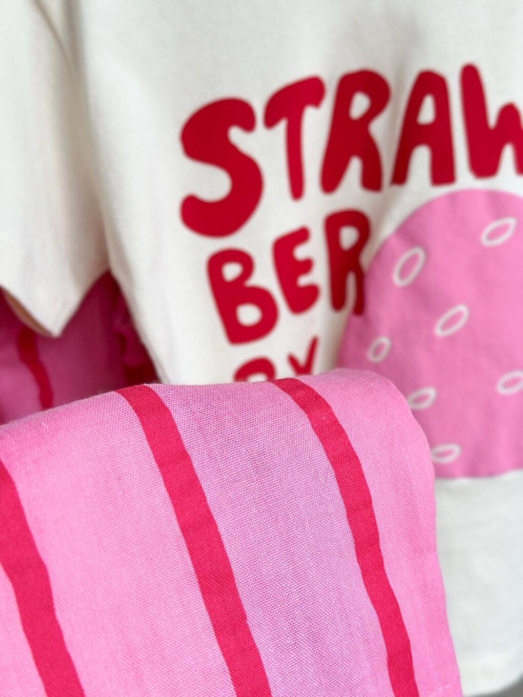 Karışık Kız Çocuk Pamuklu Ekru Çilek Desenli T-Shirt Ve Pembe Çizgili Bermuda Takım - Strawberry Sloganlı-2