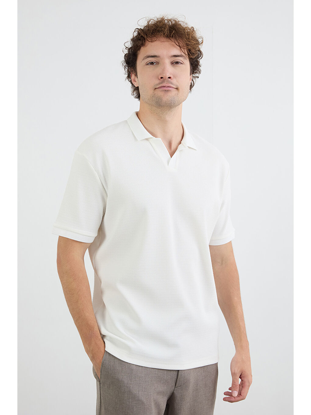 Beyaz Basic Polo Yaka Jakarlı Tişört