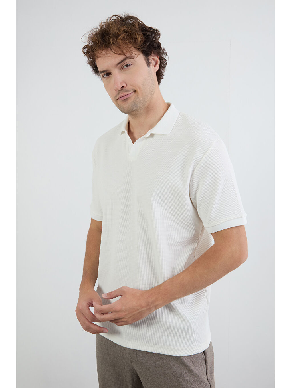 Beyaz Basic Polo Yaka Jakarlı Tişört-1