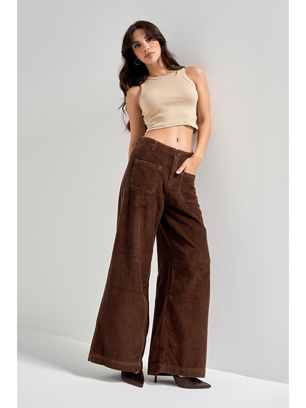 Kahverengi Kadın Koyu Kahve Renk 26w5-42 Palazzo Fit Cep Detaylı Kalın Fitilli Velvet Kadife Kumaş Pantolon-4