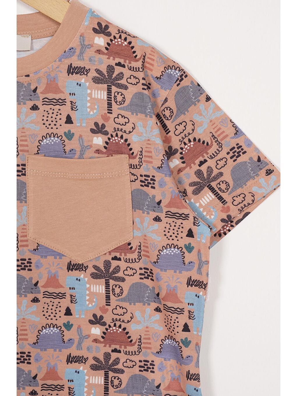 Aplike Cep Detaylı Bej Renk Erkek Çocuk Tişört-1