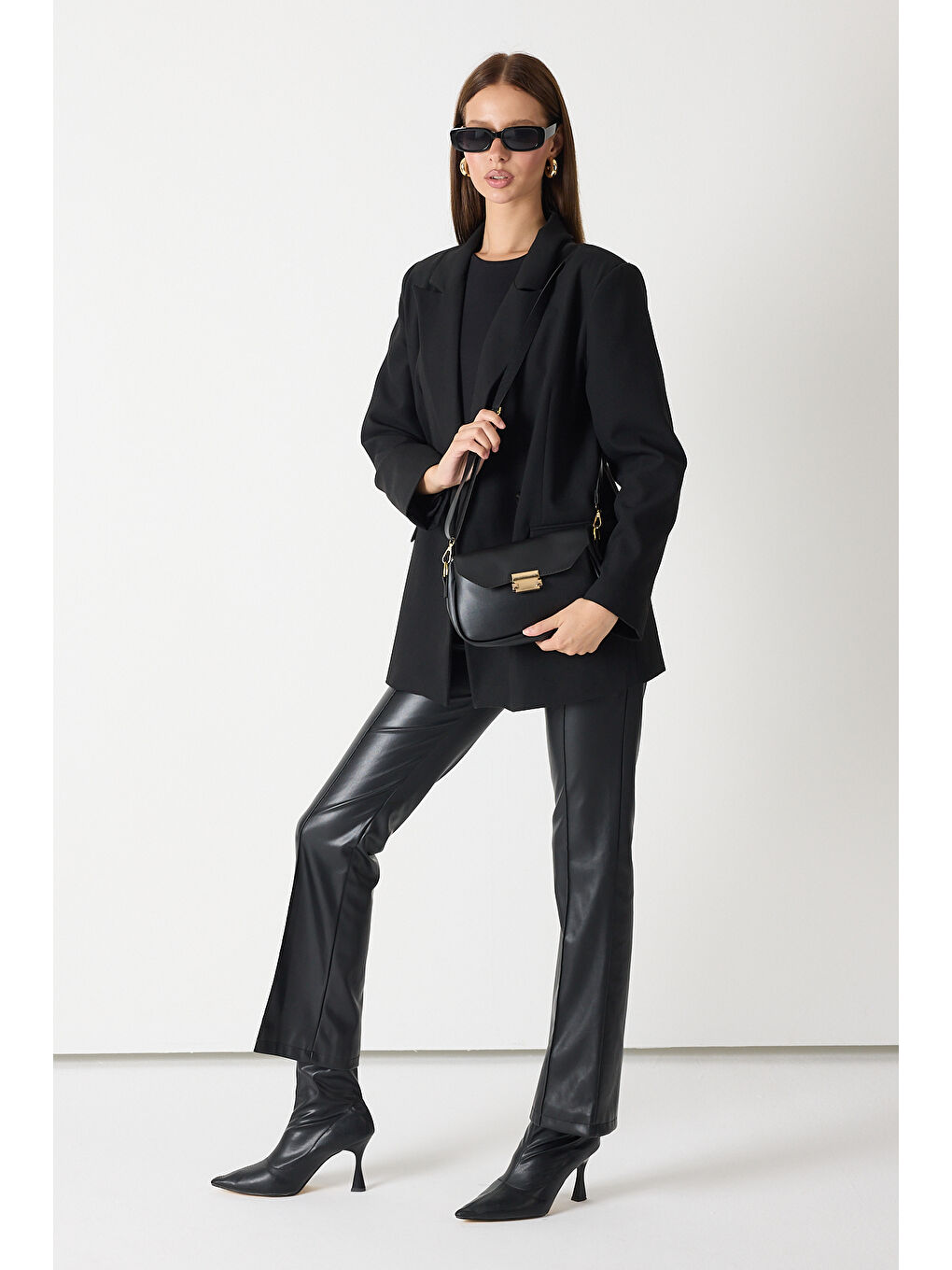 Kadın Siyah Tokalı Deri Görünümlü Askılı Omuz Çantası-1