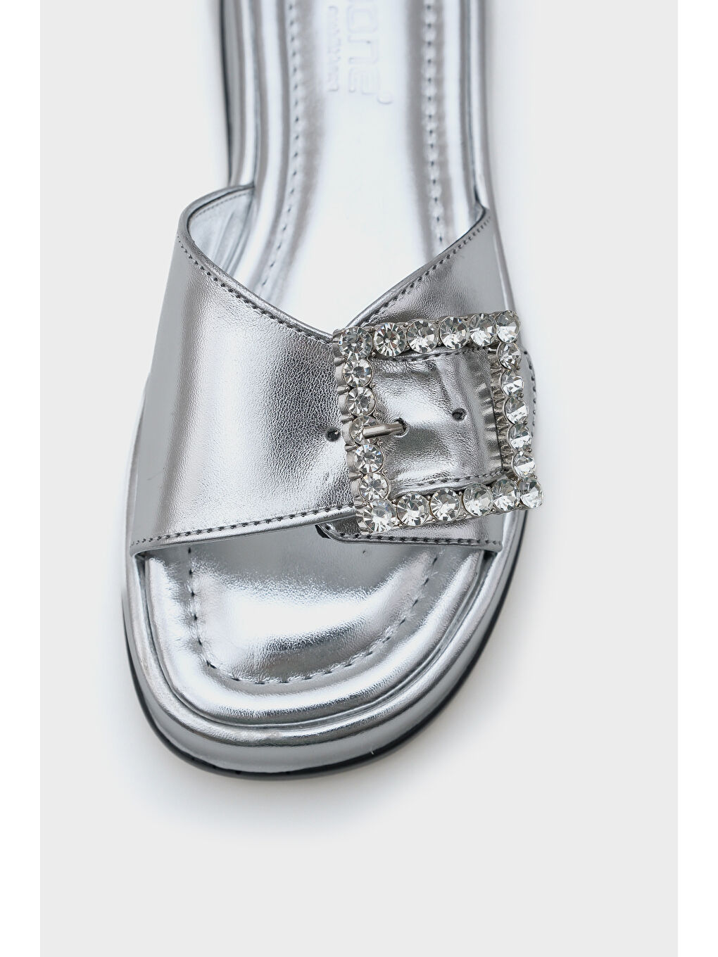 Gri Margi Dolgu Topuklu Tek Bantlı Taşlı Tokalı Metalik Kadın Terlik-2