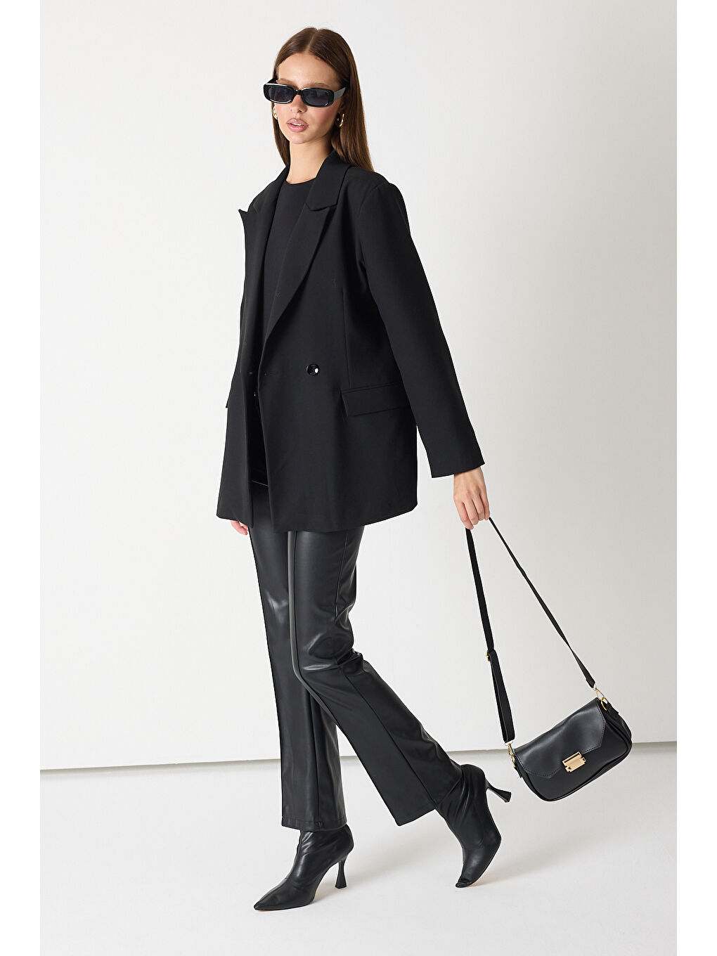 Kadın Siyah Tokalı Deri Görünümlü Askılı Omuz Çantası-2