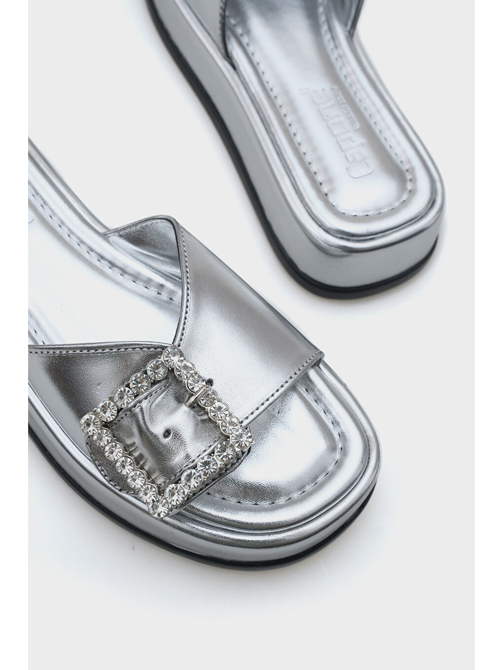 Gri Margi Dolgu Topuklu Tek Bantlı Taşlı Tokalı Metalik Kadın Terlik-4