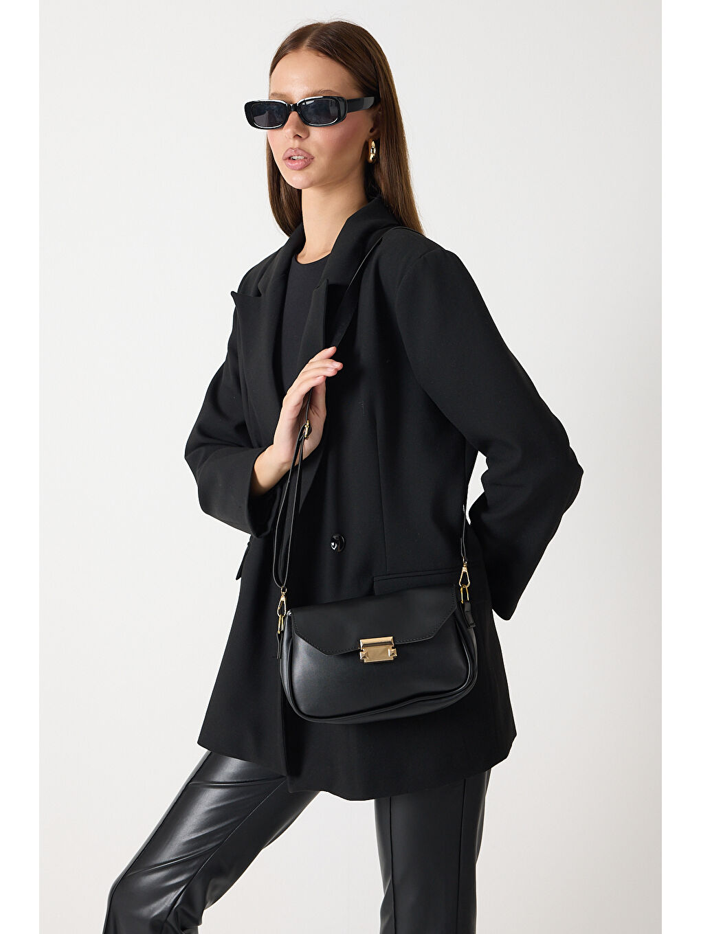 Kadın Siyah Tokalı Deri Görünümlü Askılı Omuz Çantası-3