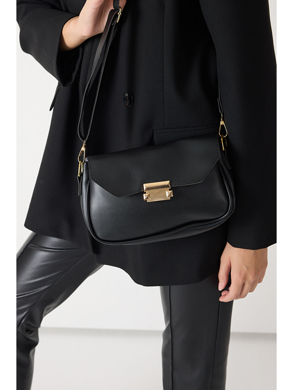 Kadın Siyah Tokalı Deri Görünümlü Askılı Omuz Çantası-4