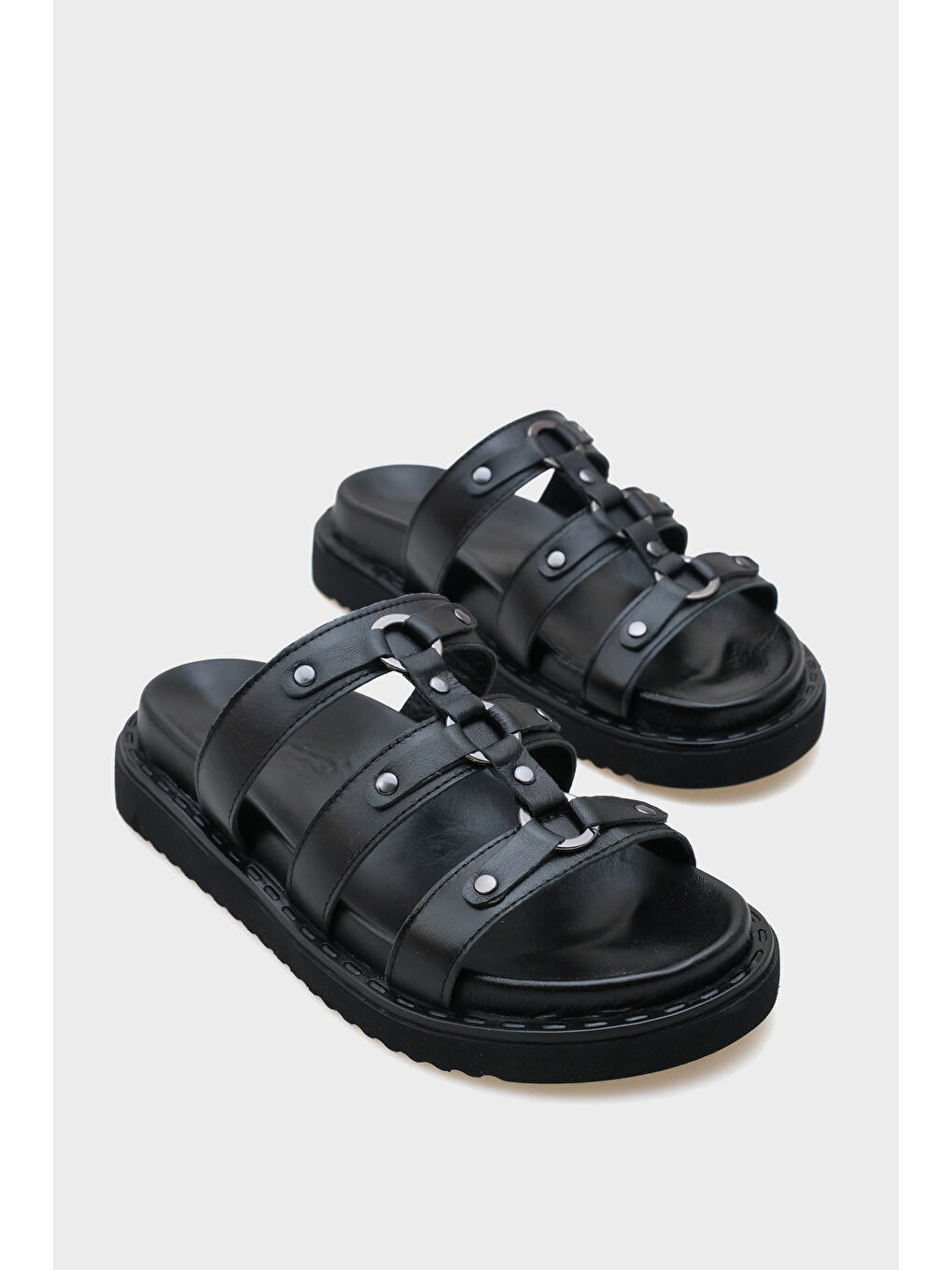 Siyah Mora Aksesuarlı Deri Kadın Terlik-1