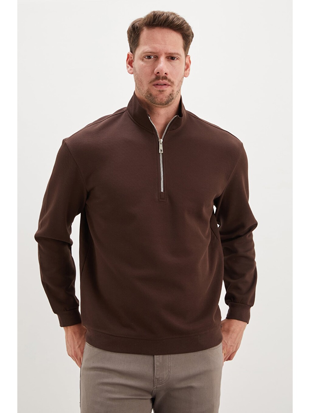 Kahverengi Yarım Fermuarlı Dik Yaka Pike Kumaş Sweatshirt