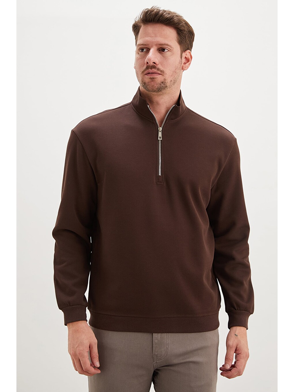 Kahverengi Yarım Fermuarlı Dik Yaka Pike Kumaş Sweatshirt-1