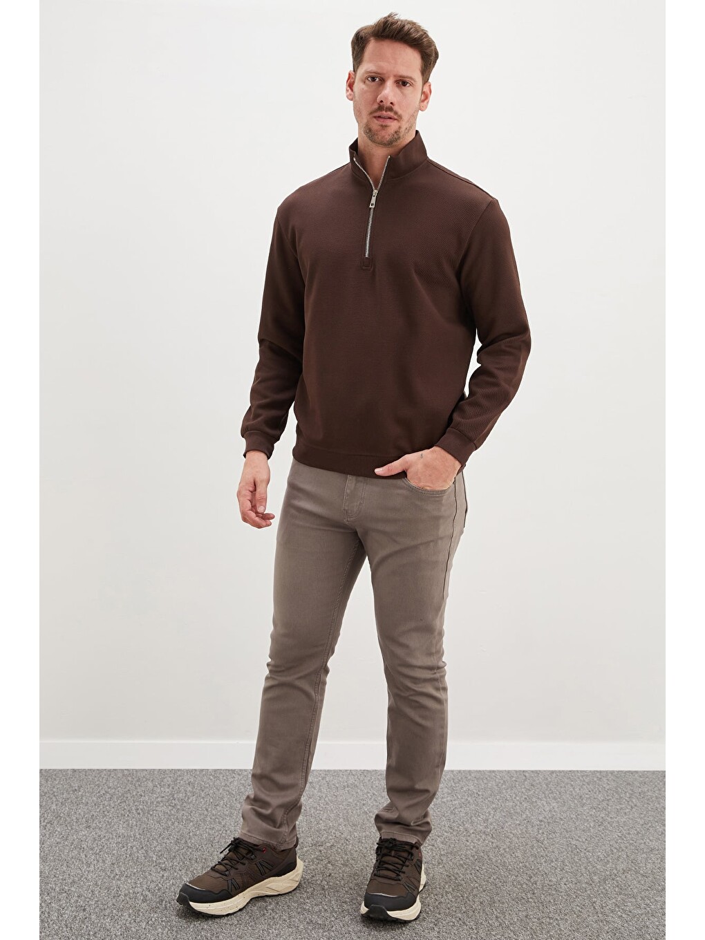 Kahverengi Yarım Fermuarlı Dik Yaka Pike Kumaş Sweatshirt-2