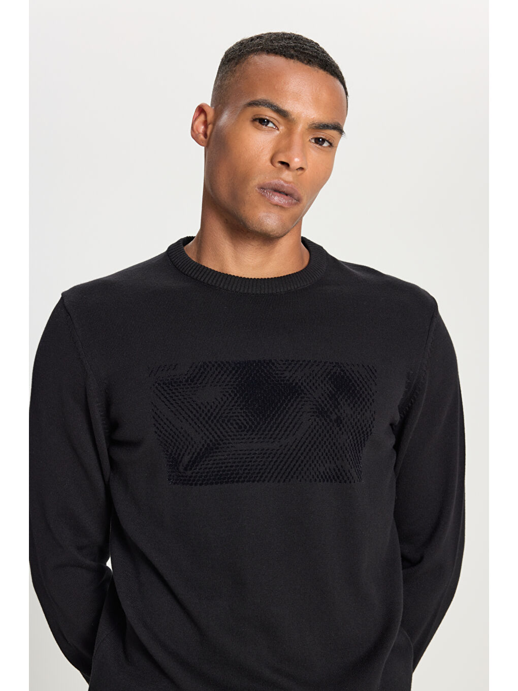 Erkek Siyah %100 Pamuk Standart Fit Normal Kesim Bisiklet Yaka Baskılı Triko Kazak-2