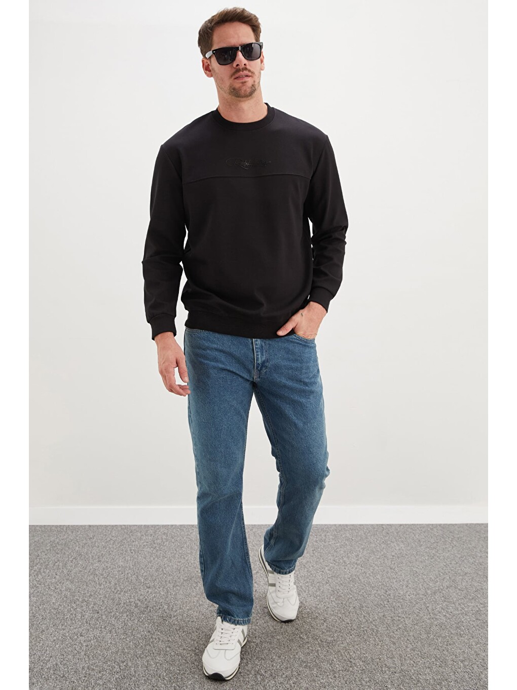 Siyah Kabartma Baskılı Çimalı Bisiklet Yaka Sweatshirt-3