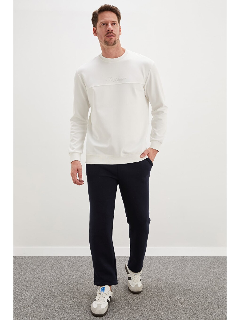 Ekru Kabartma Baskılı Çimalı Bisiklet Yaka Sweatshirt-2