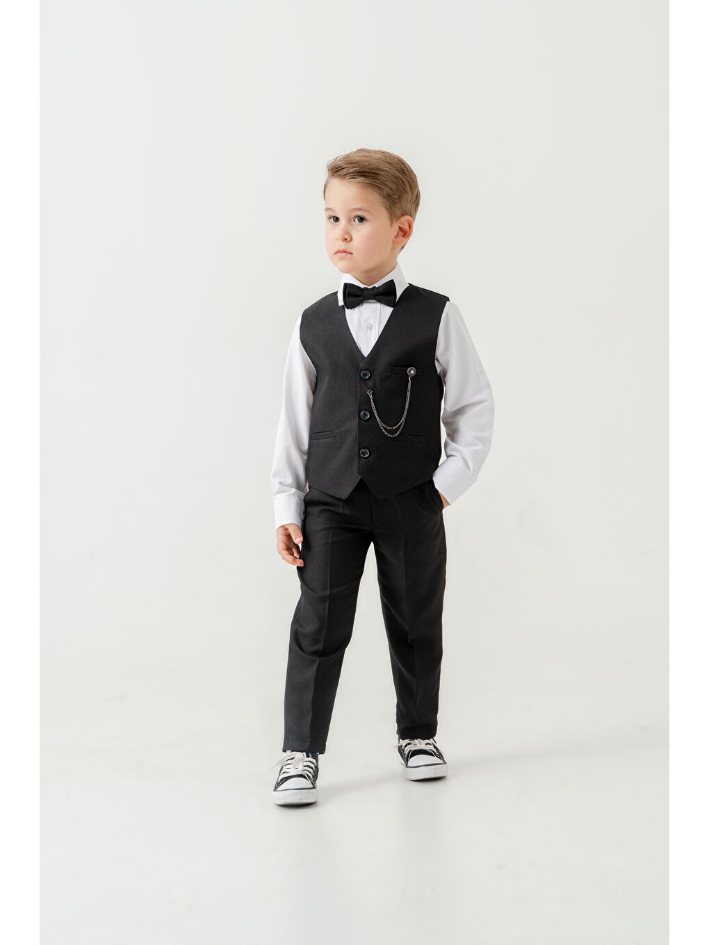 Siyah Erkek Çocuk Yelekli Slim Fit Takım Elbise – 4 Parça (Yelek, Pantolon, Gömlek, Papyon) TE.7026