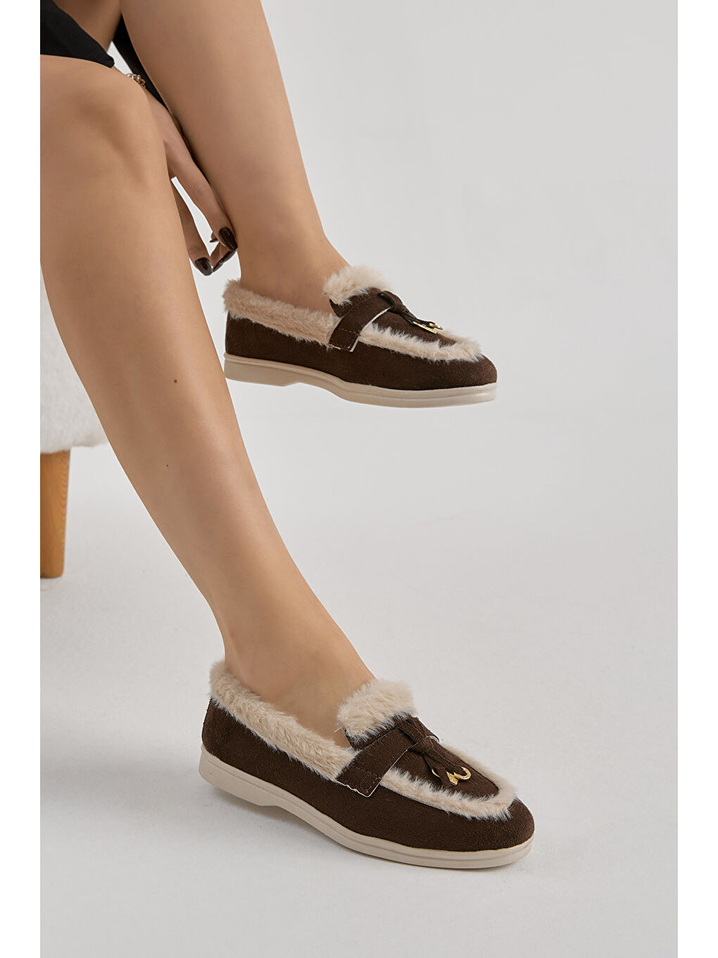 Kahverengi Kadın Kahve Termo Taban Kürk Detaylı Süet Görünümlü Tokalı Günlük Loafer Ayakkabı-1