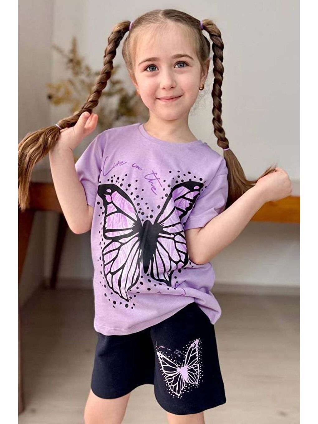 Kız Çocuk Kara Kalem Kelebek Baskılı Penye Lila T-Shirt Şortlu Takım
