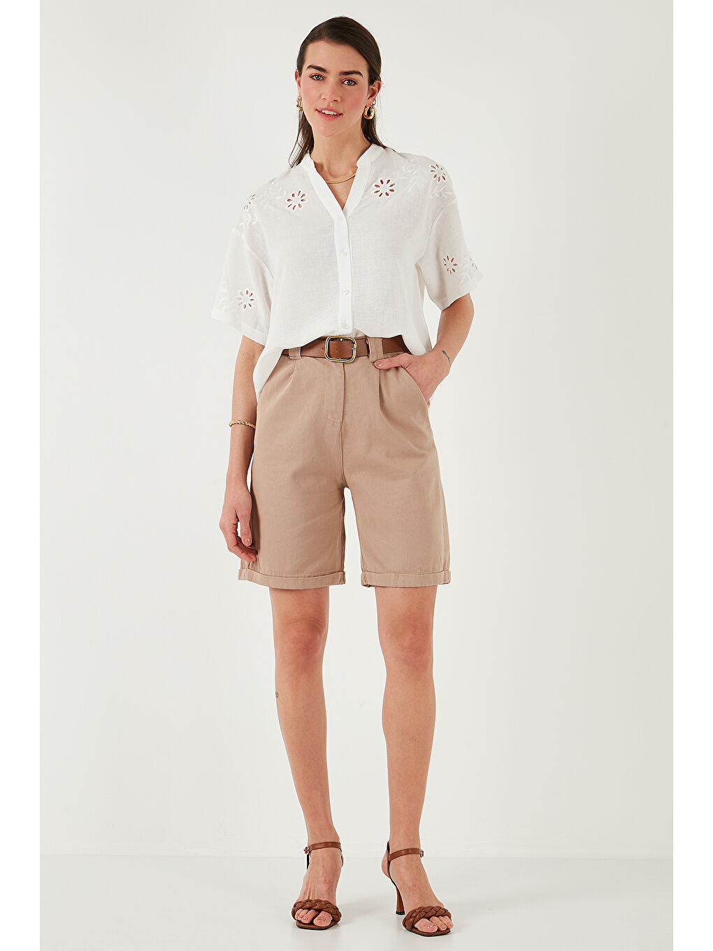 Kahverengi Pamuklu Relaxed Fit Yüksel Bel Kemerli Gabardin Short 668Yp4710-4