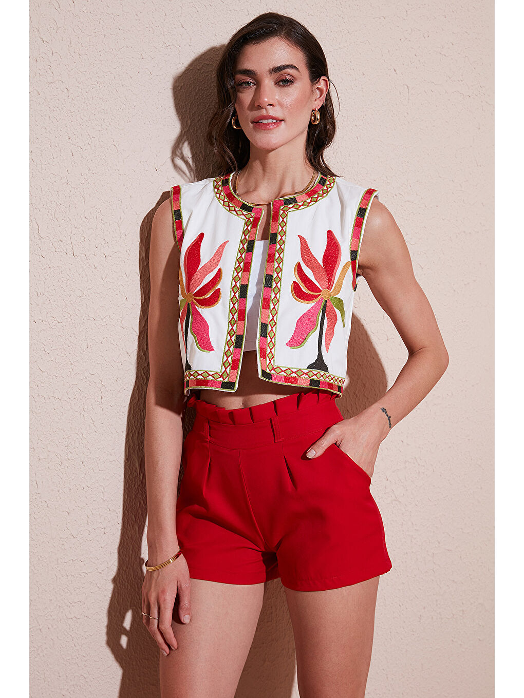 Ekru Pamuklu Regular Fit Çiçekli Nakış İşlemeli Crop Yelek 676291