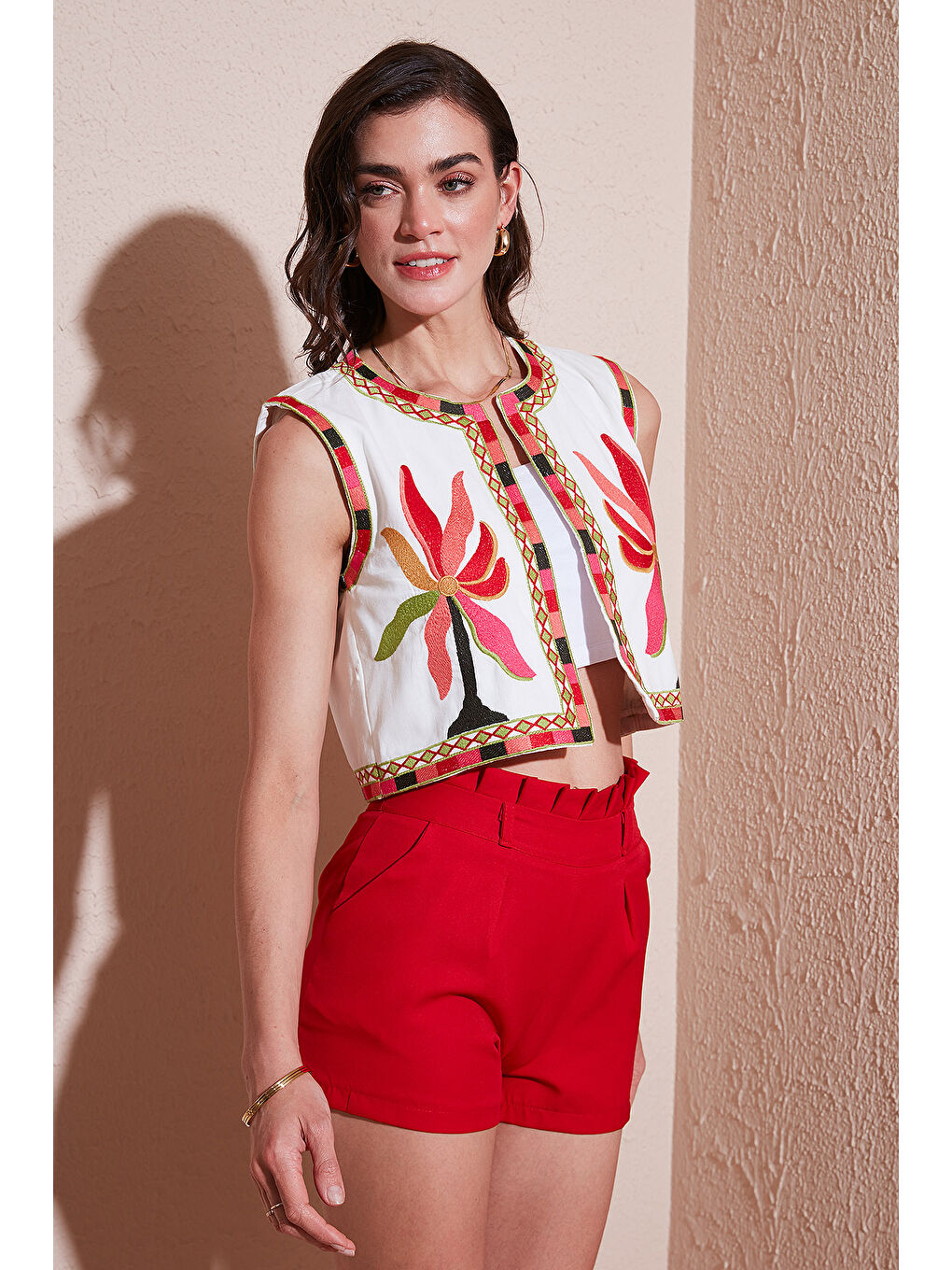 Ekru Pamuklu Regular Fit Çiçekli Nakış İşlemeli Crop Yelek 676291-2