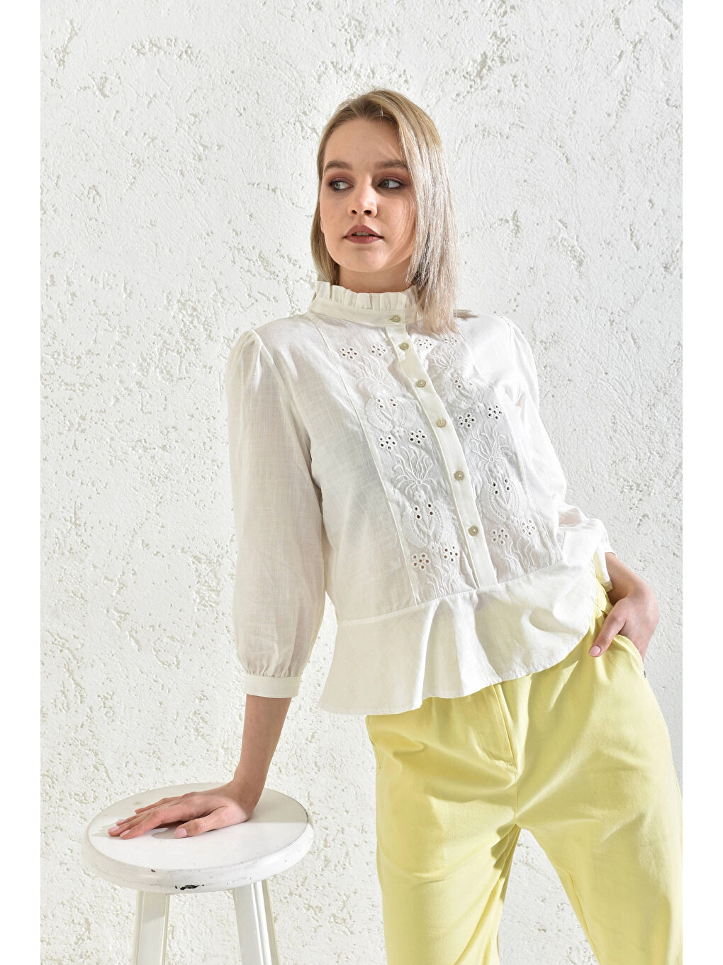 Kadın Ekru Yakası Fırfırlı Düğme Detaylı Nakış İşlemeli Bluz