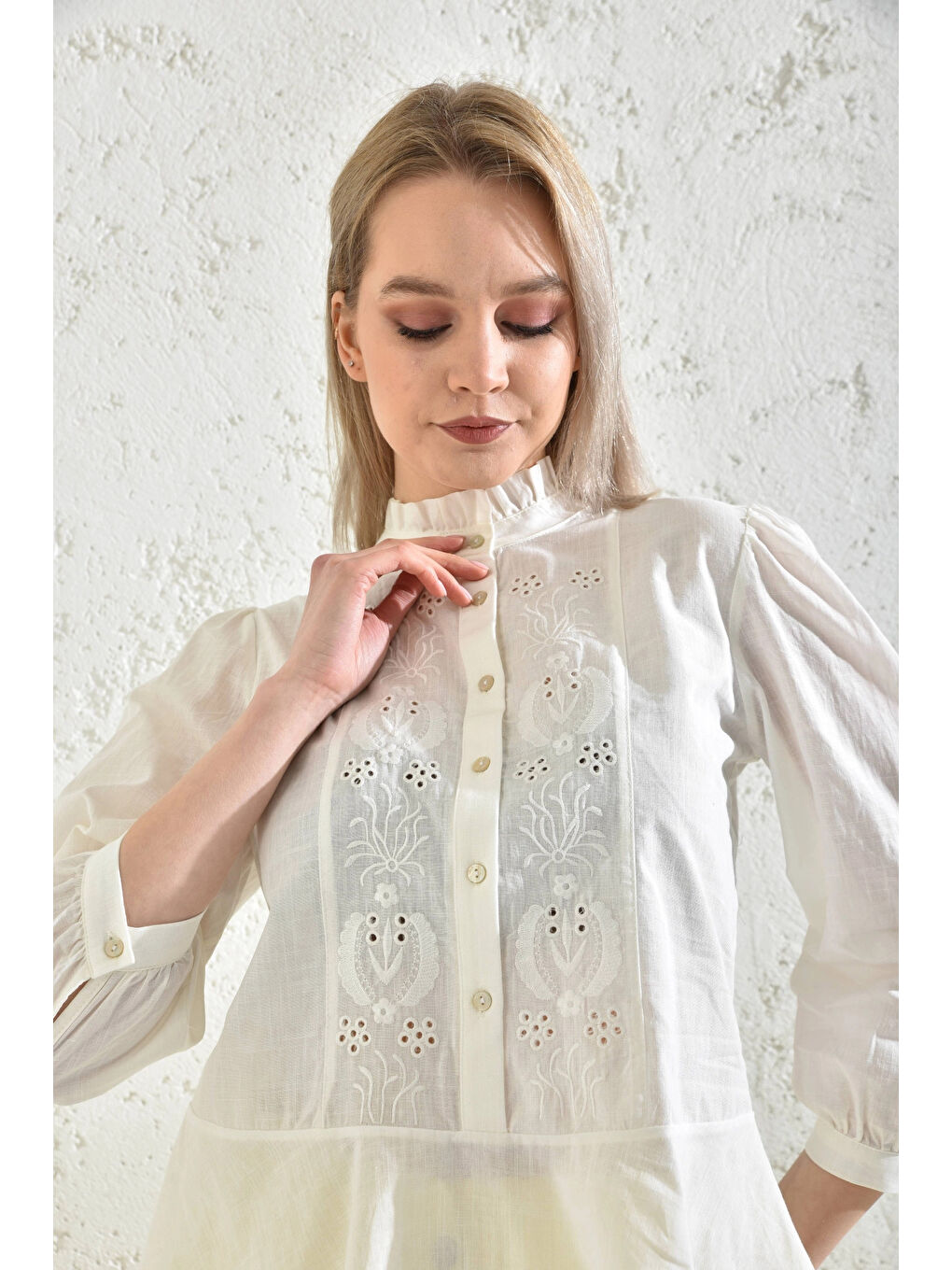 Kadın Ekru Yakası Fırfırlı Düğme Detaylı Nakış İşlemeli Bluz-1