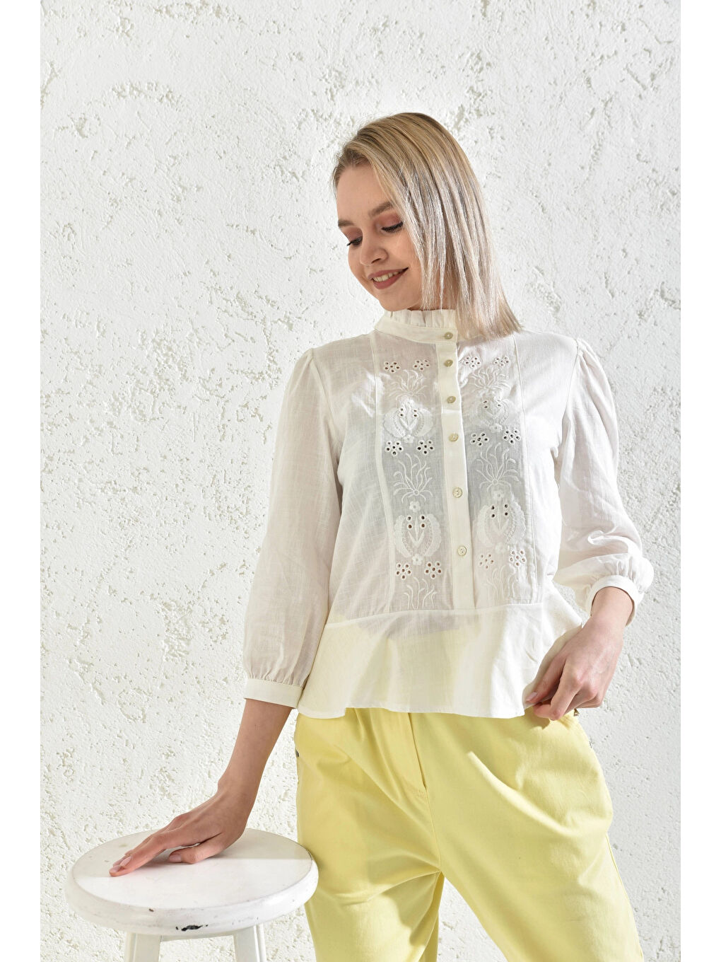 Kadın Ekru Yakası Fırfırlı Düğme Detaylı Nakış İşlemeli Bluz-2
