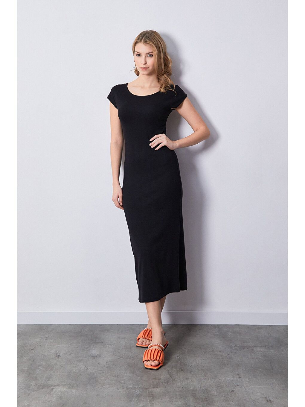 Siyah Basic Ribanalı Yırtmaçlı Elbise