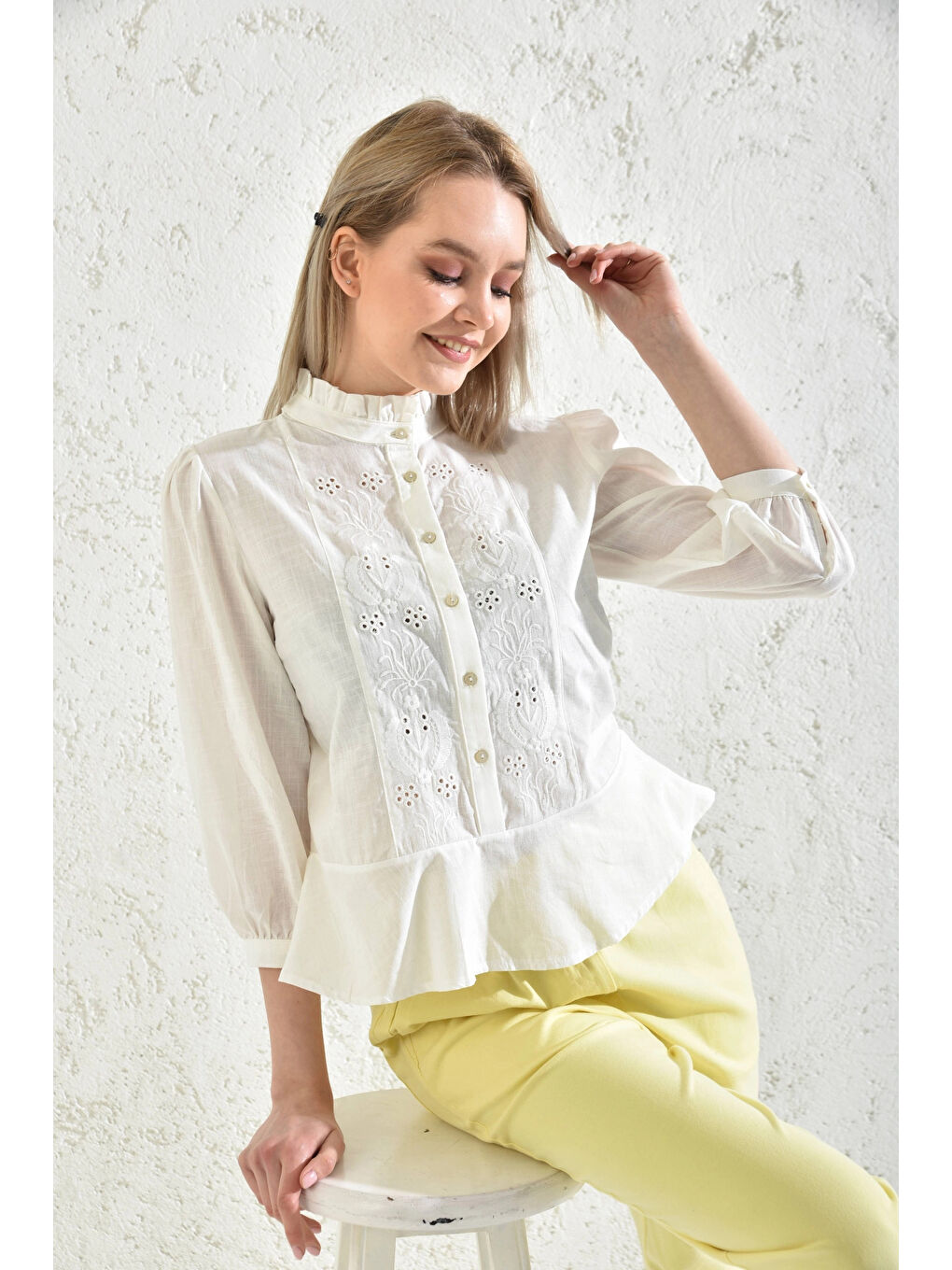 Kadın Ekru Yakası Fırfırlı Düğme Detaylı Nakış İşlemeli Bluz-3