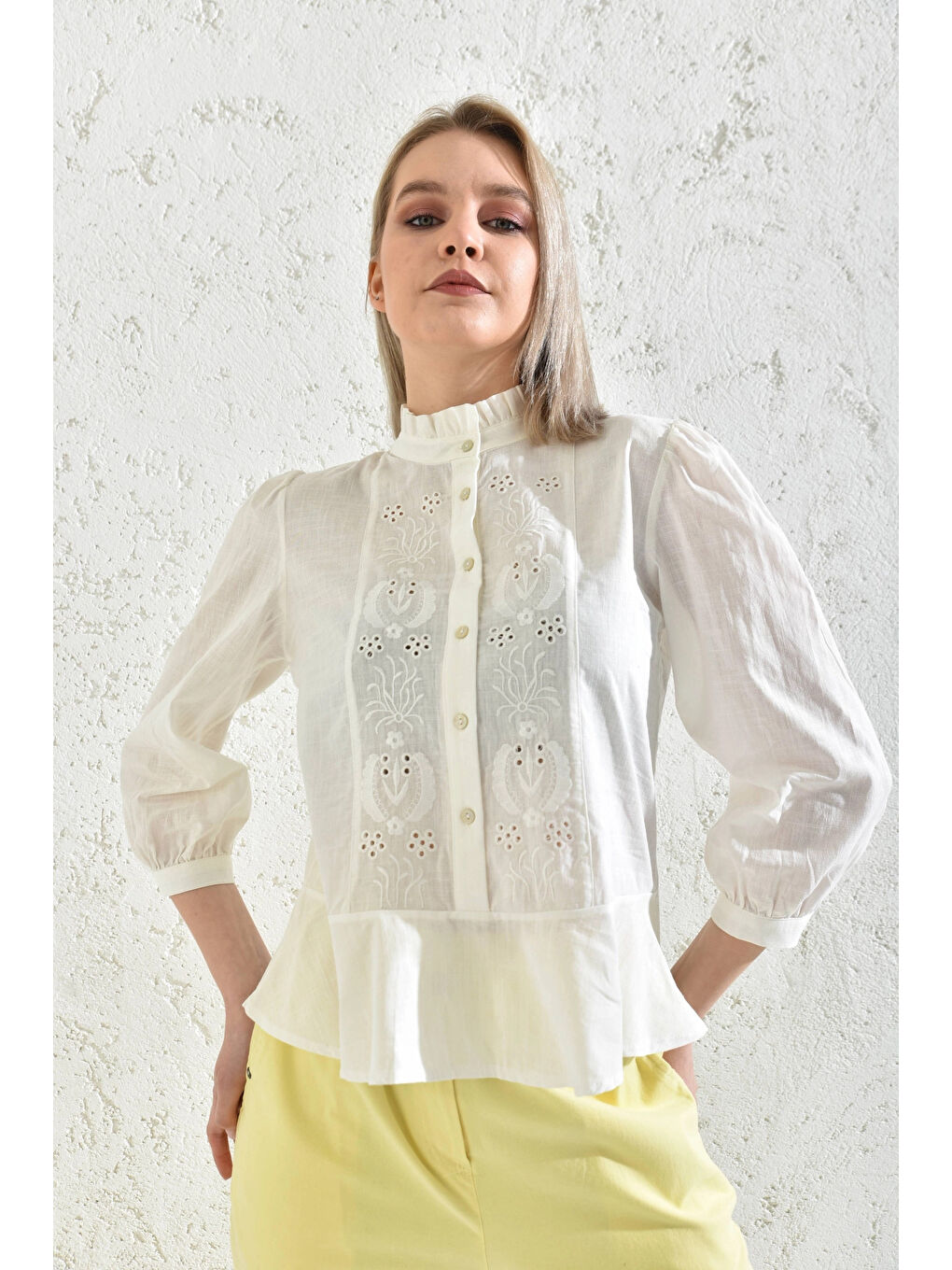 Kadın Ekru Yakası Fırfırlı Düğme Detaylı Nakış İşlemeli Bluz-4