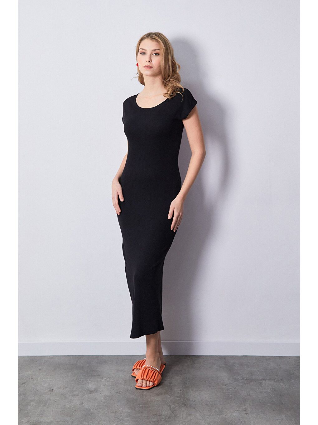 Siyah Basic Ribanalı Yırtmaçlı Elbise-1