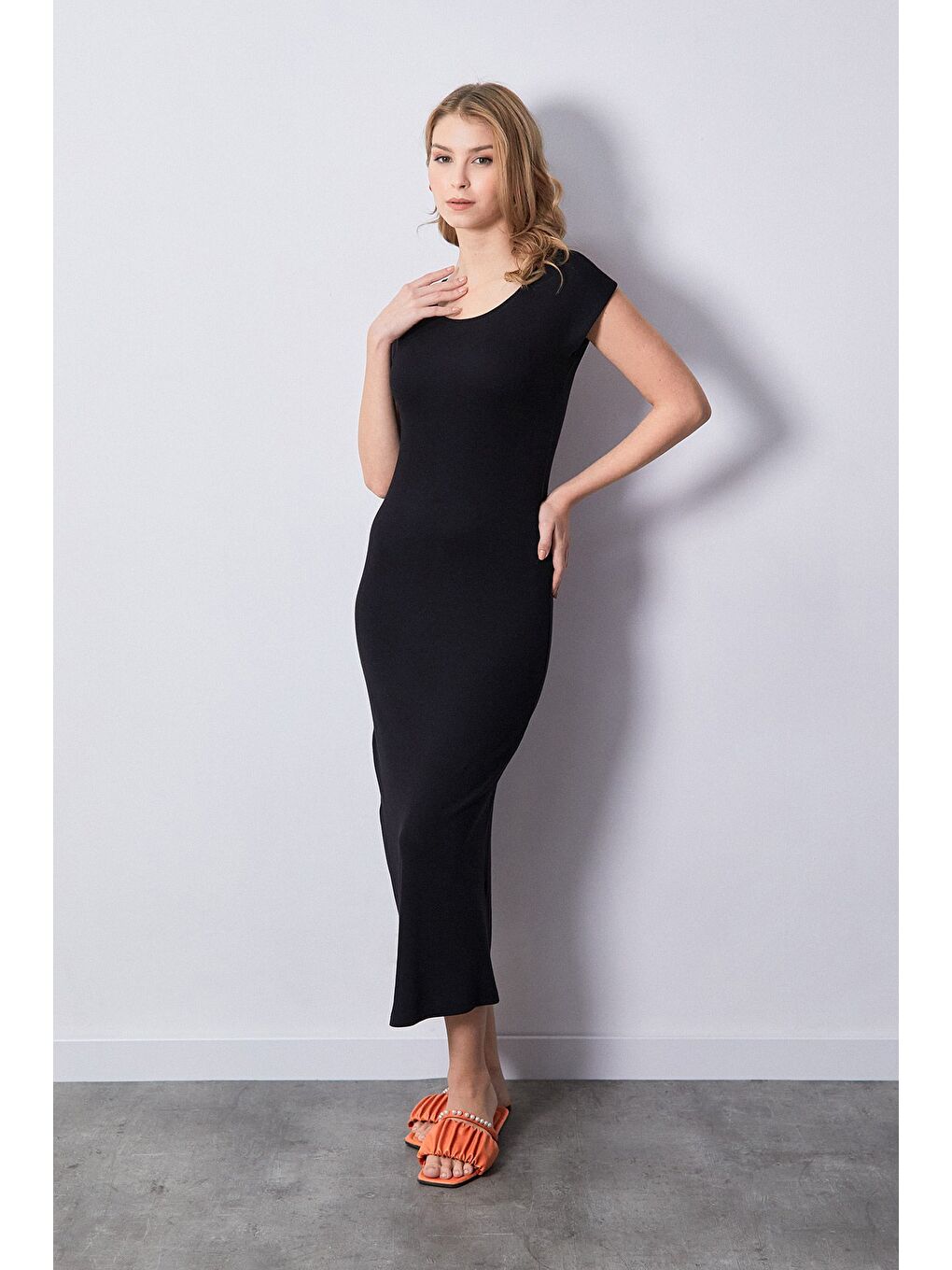 Siyah Basic Ribanalı Yırtmaçlı Elbise-2