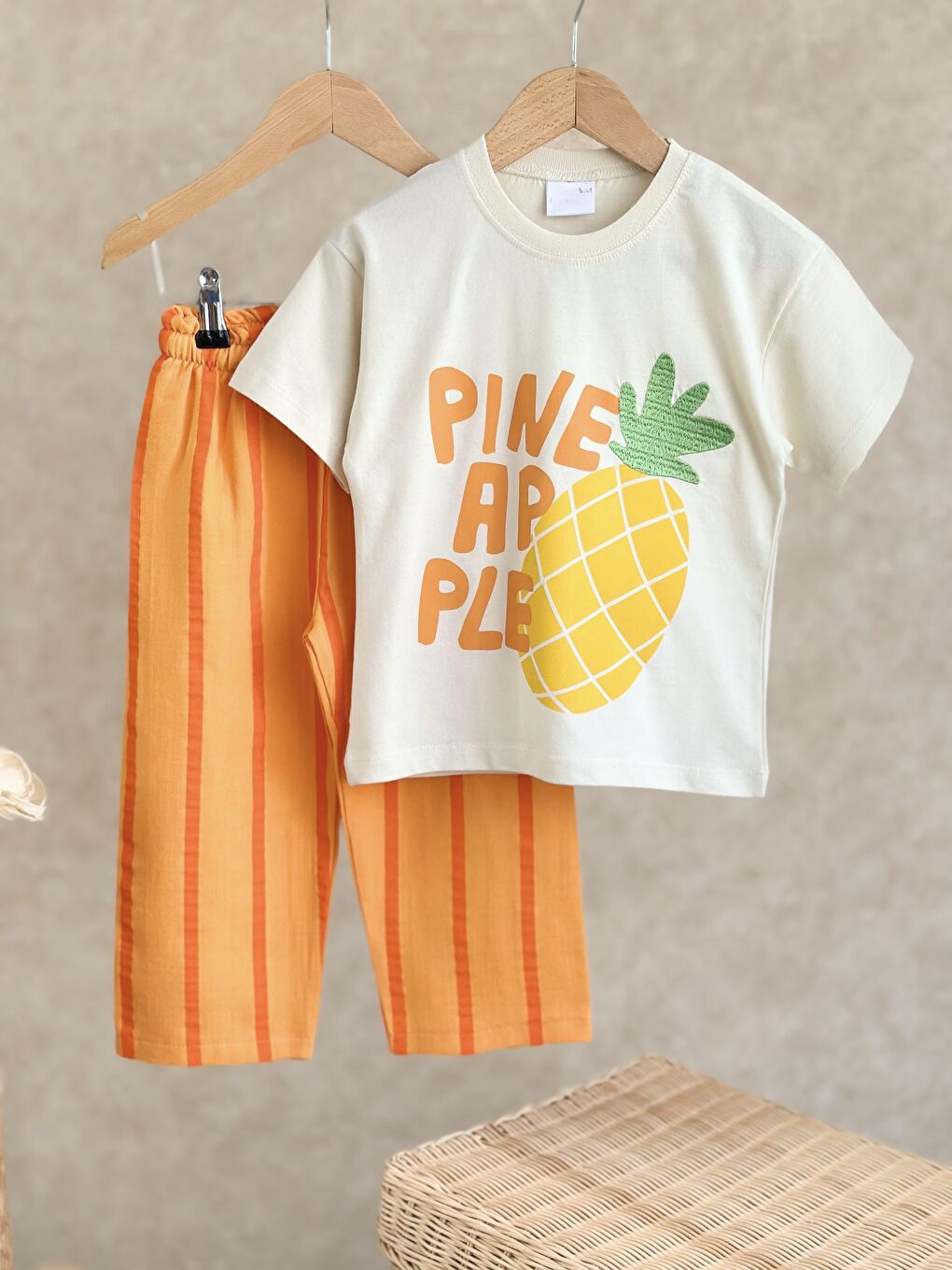 Karışık Unisex Çocuk Pamuklu Ekru Pineapple Sloganlı T-Shirt Ve Çizgili Bermuda Takım-1