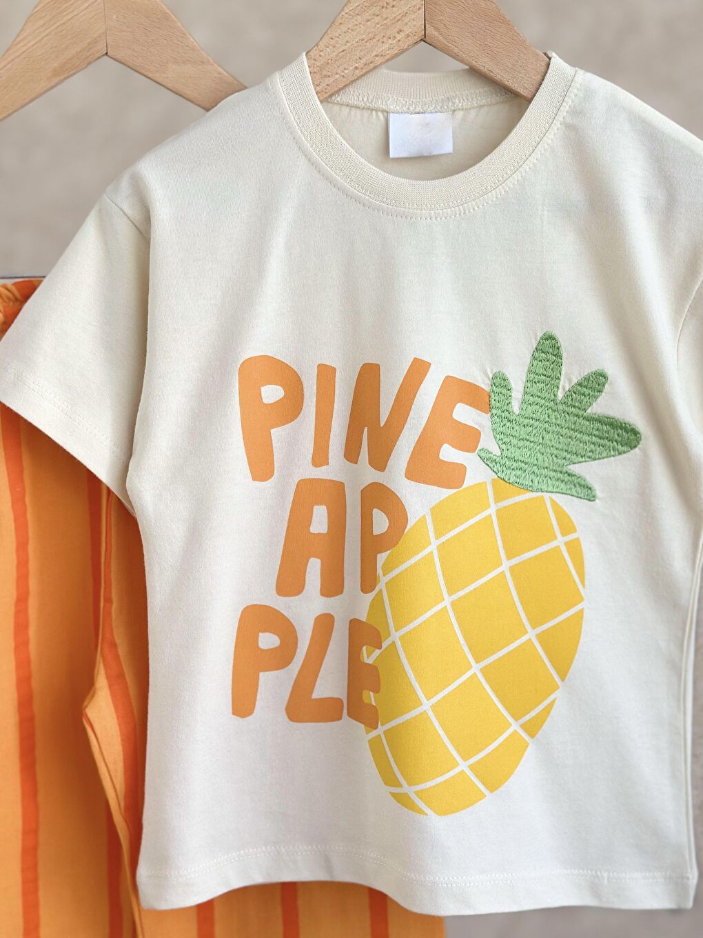 Karışık Unisex Çocuk Pamuklu Ekru Pineapple Sloganlı T-Shirt Ve Çizgili Bermuda Takım-2